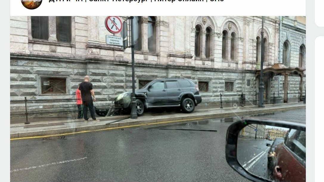 На тротуар у исторического особняка в центре Петербурга залетел Land Cruiser