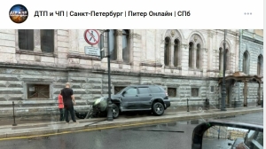 На тротуар у исторического особняка в центре Петербурга залетел Land Cruiser