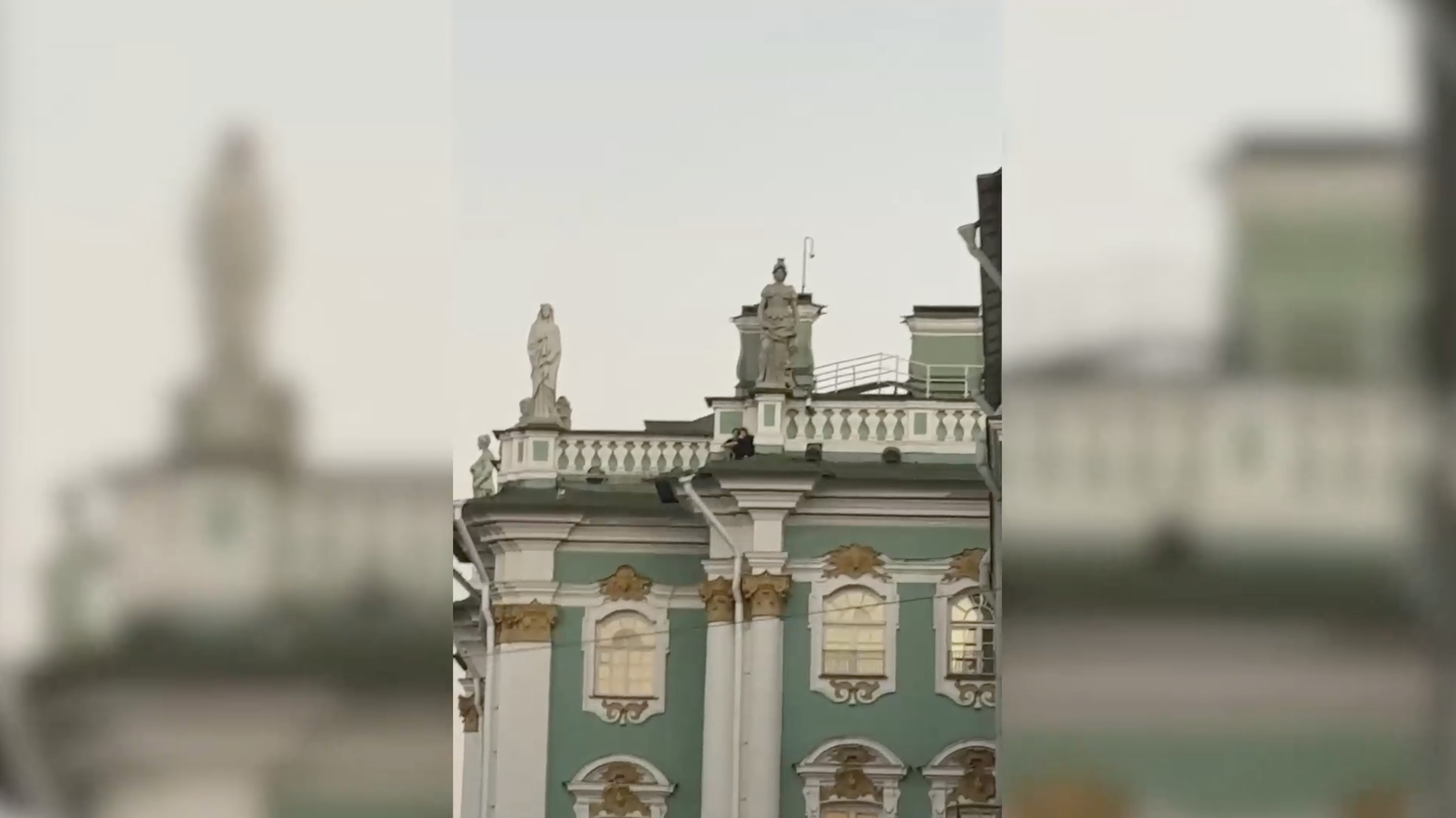 Появилось видео с руферами, покорившими крышу Эрмитажа
