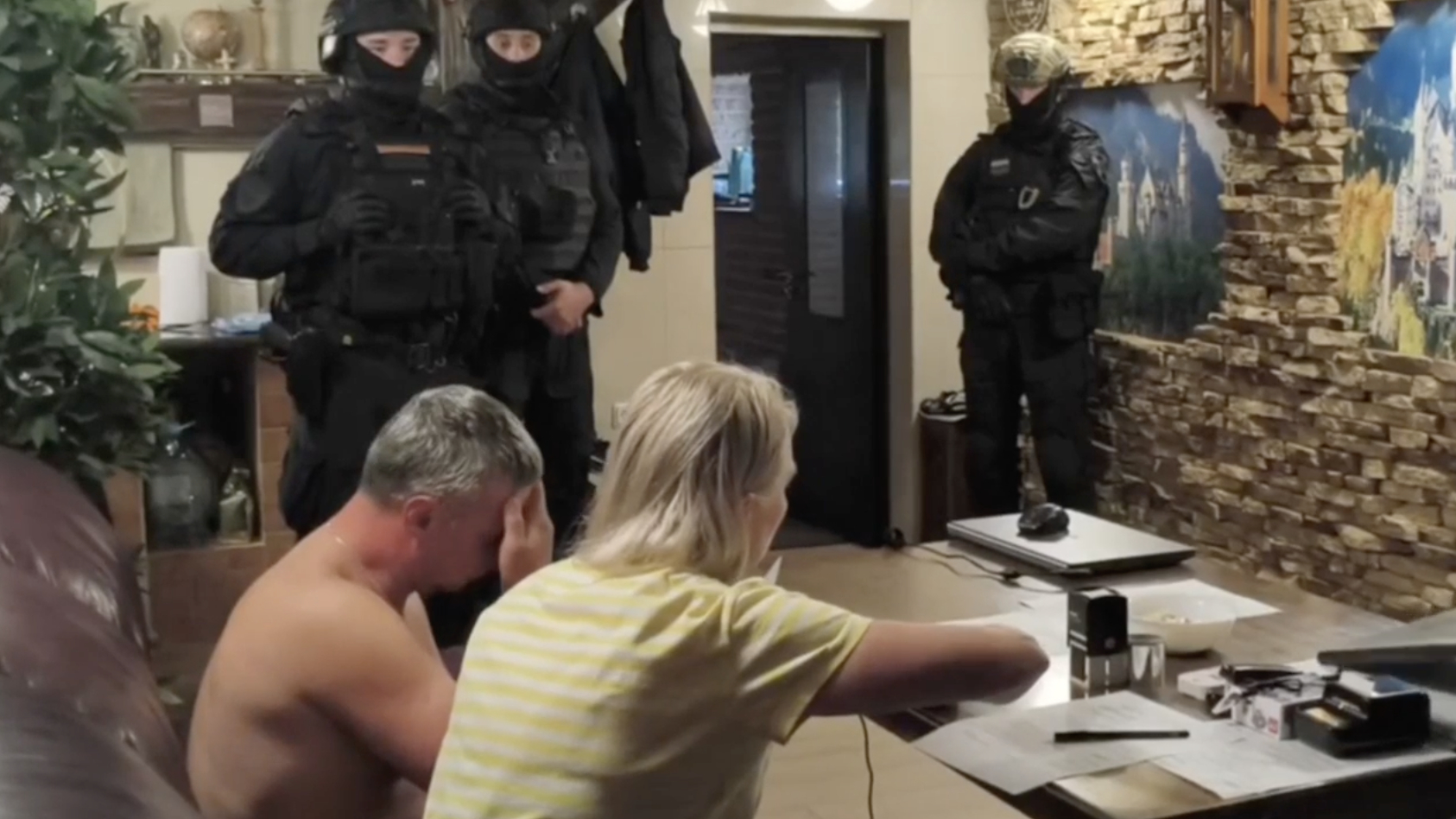 В подпольном цеху с нелегалами в Ленобласти нашли копченую рыбу на 4,7 млн рублей