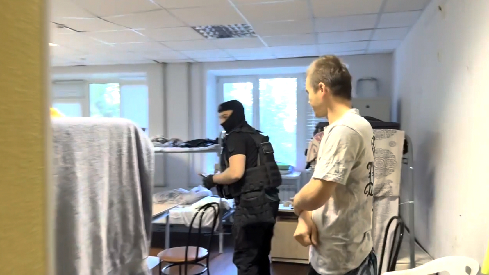 Полиция нагрянула с миграционным рейдом в хостел в Репино: видео