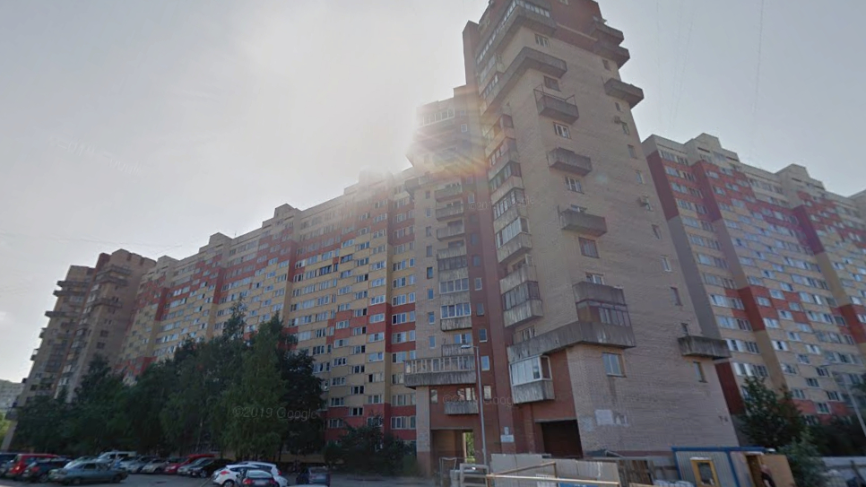 Пожар на Маршала Жукова унес жизнь петербурженки, двоих пострадавших госпитализировали