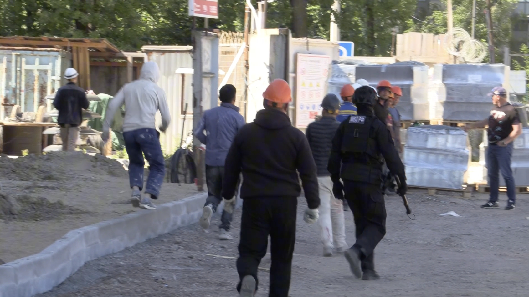 Нелегалы прятались от полиции за песчаными горками на стройке ЖК в Славянке: видео