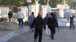 Нелегалы прятались от полиции за песчаными горками на стройке ЖК в Славянке: видео