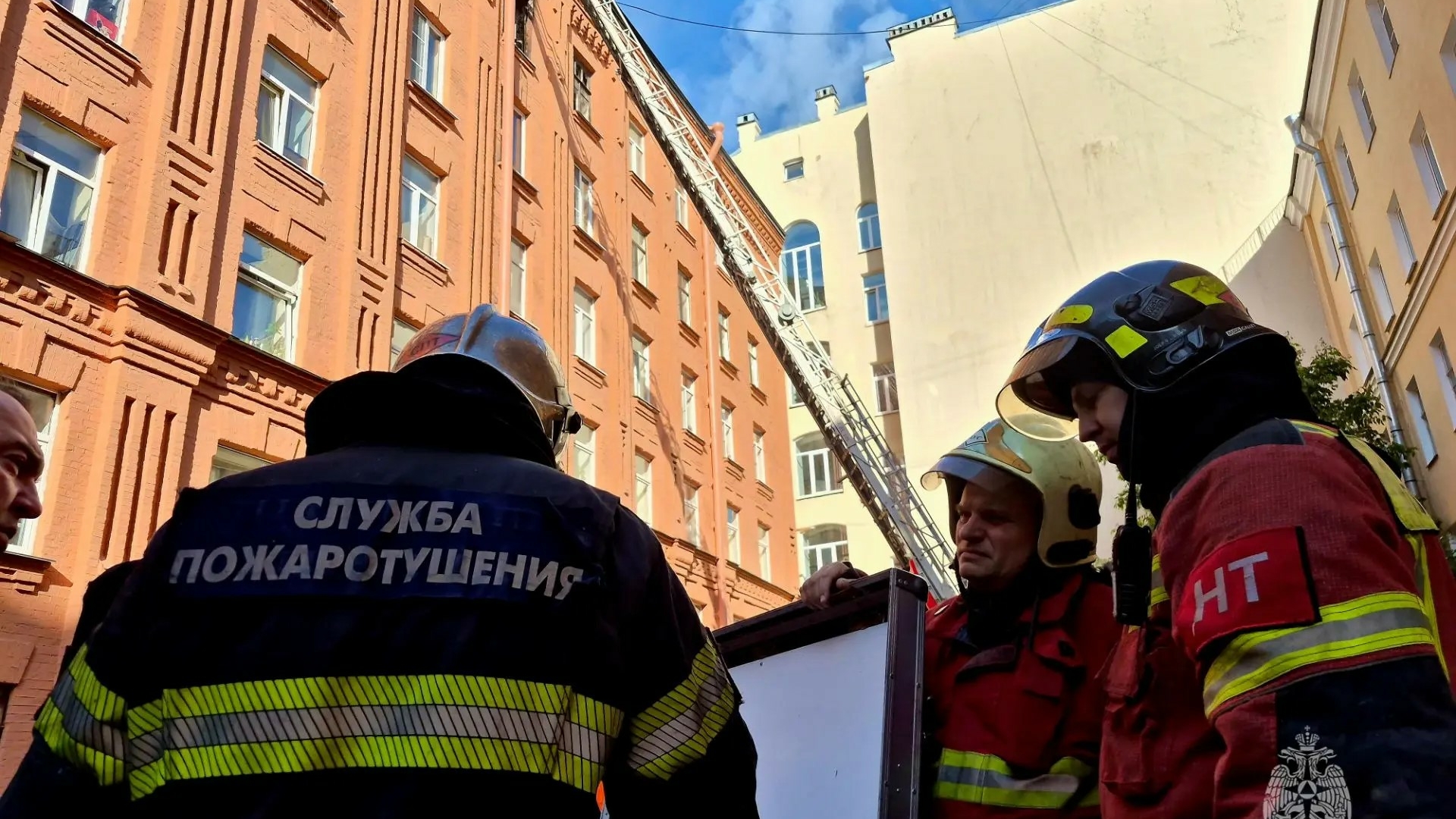 Пожар на 100 «квадратов» на Большой Зелениной унес жизнь петербуржца