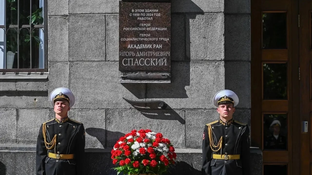 В Петербурге торжественно открыли мемориальную доску в честь выдающегося ученого