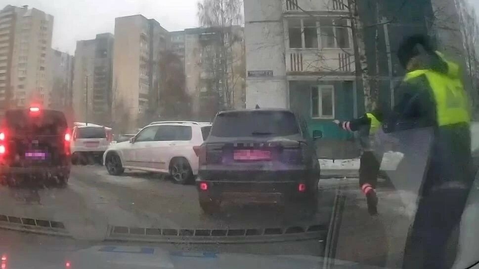 Петербуржца наказали за нетрезвое вождение без прав и наезд на полицейского во время погони