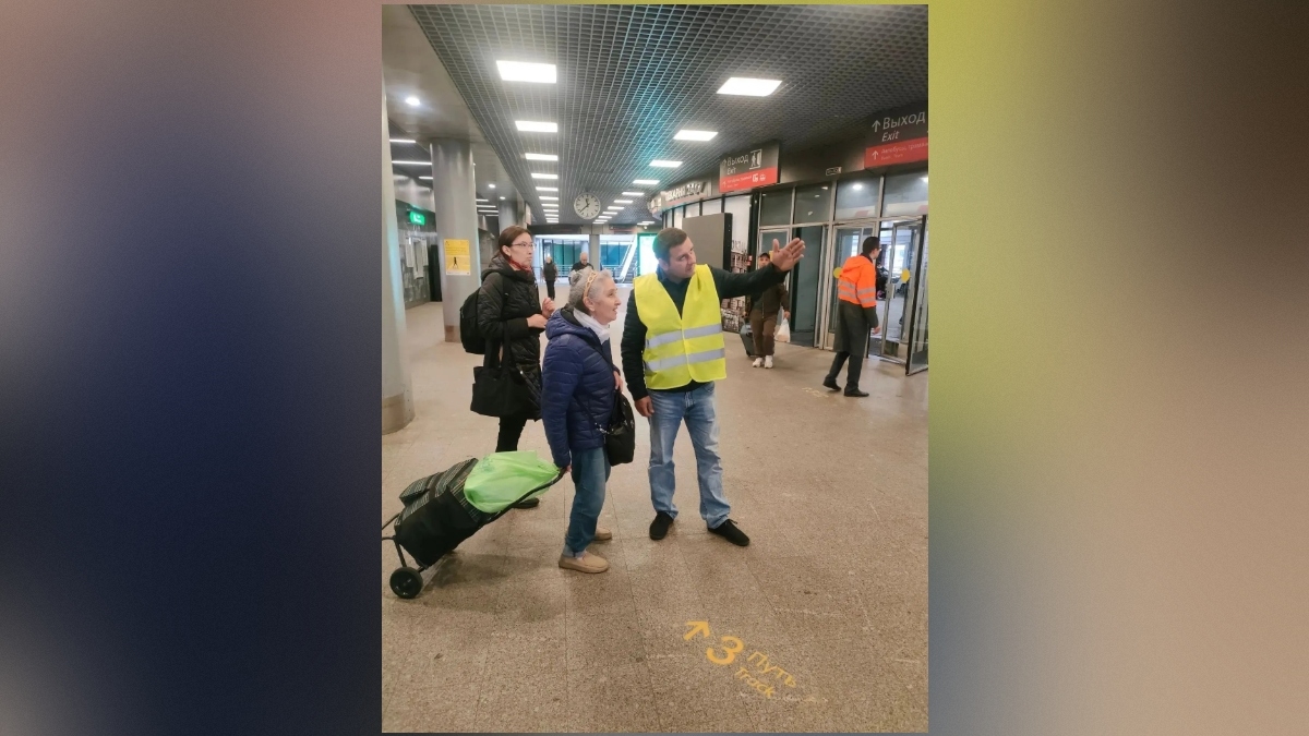 Специалисты с табличками помогают пассажирам на Ладожском вокзале и в Рыбацком