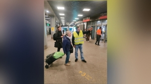 Специалисты с табличками помогают пассажирам на Ладожском вокзале и в Рыбацком