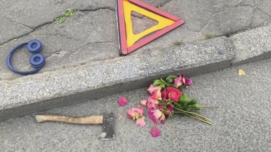 В одной руке топор, в другой — букет: разбившего остановку петербуржца увезли в психушку