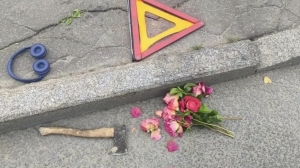 В одной руке топор, в другой — букет: разбившего остановку петербуржца увезли в психушку