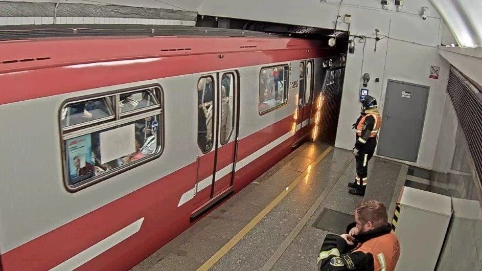 Стала известна причина остановки движения на красной ветке метро в Петербурге