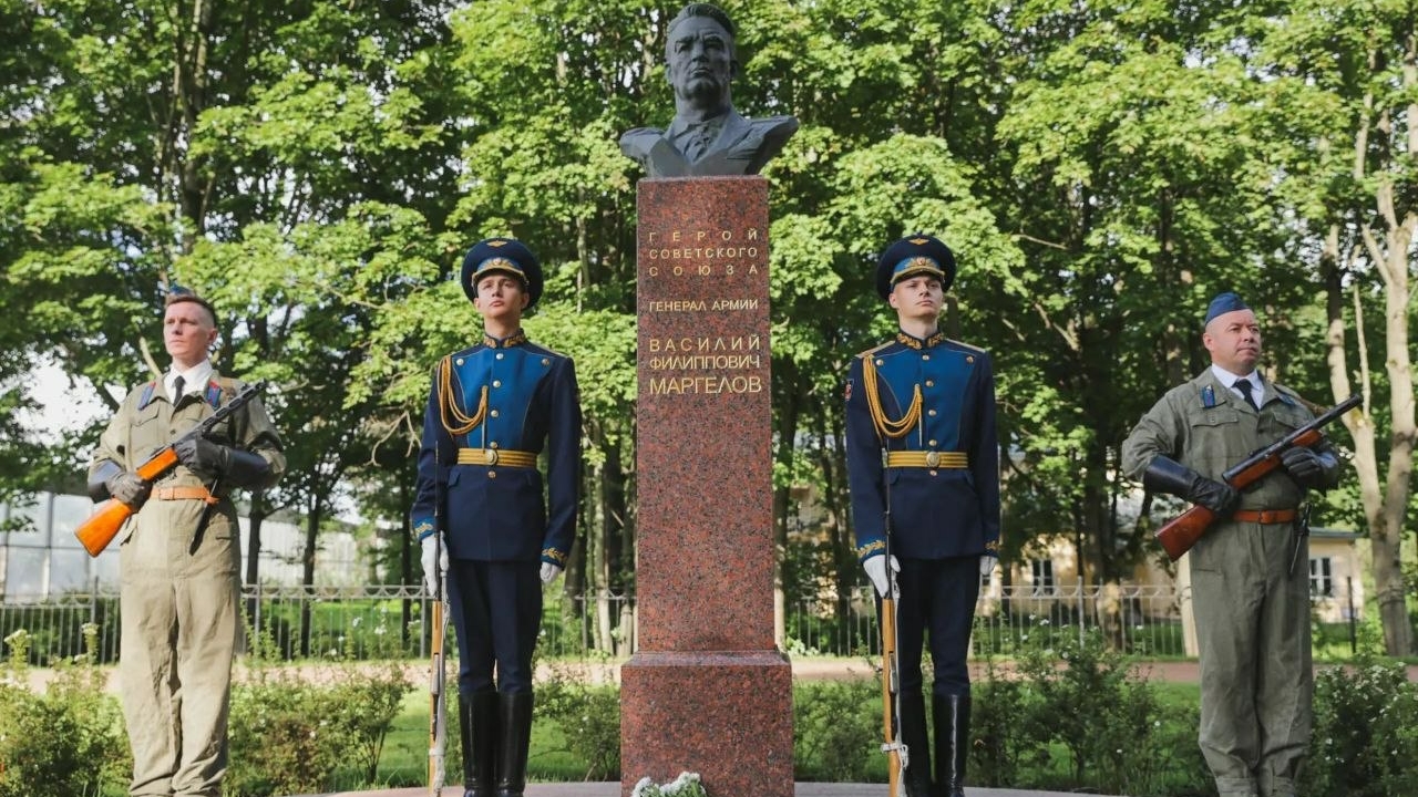 Память Василию Маргелову почтили цветами в честь Дня ВДВ в Санкт-Петербурге