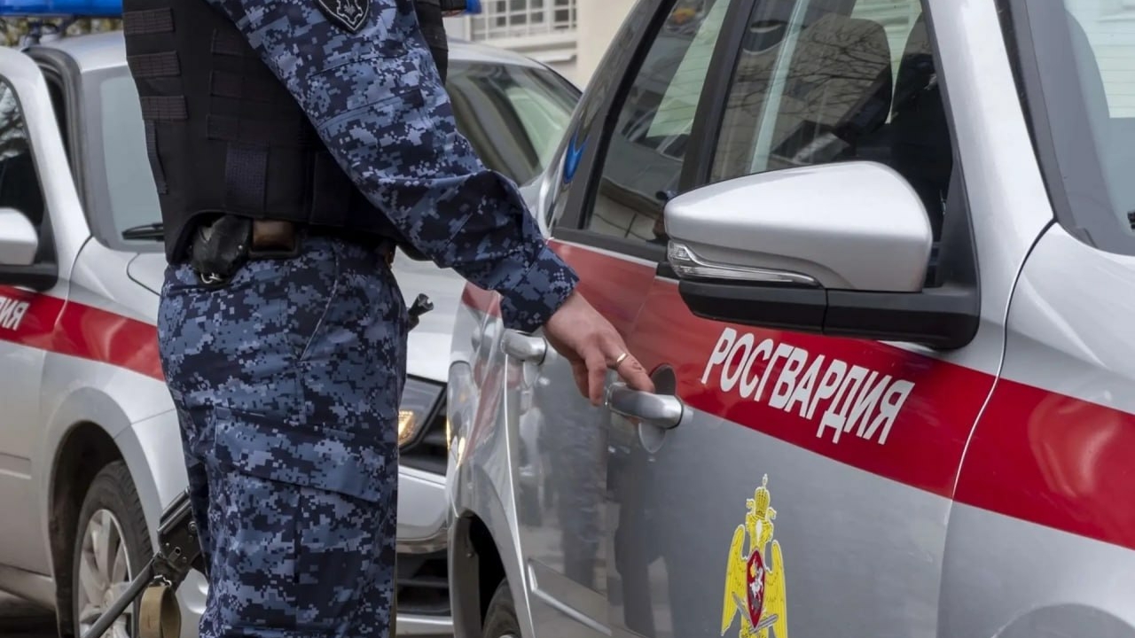 Пьяные агрессоры разнесли ресторан в Петербурге и попытались скрыться в ночи