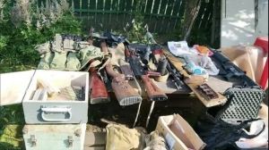 ФСБ показала арсенал оружия у задержанного в Петербурге рецидивиста