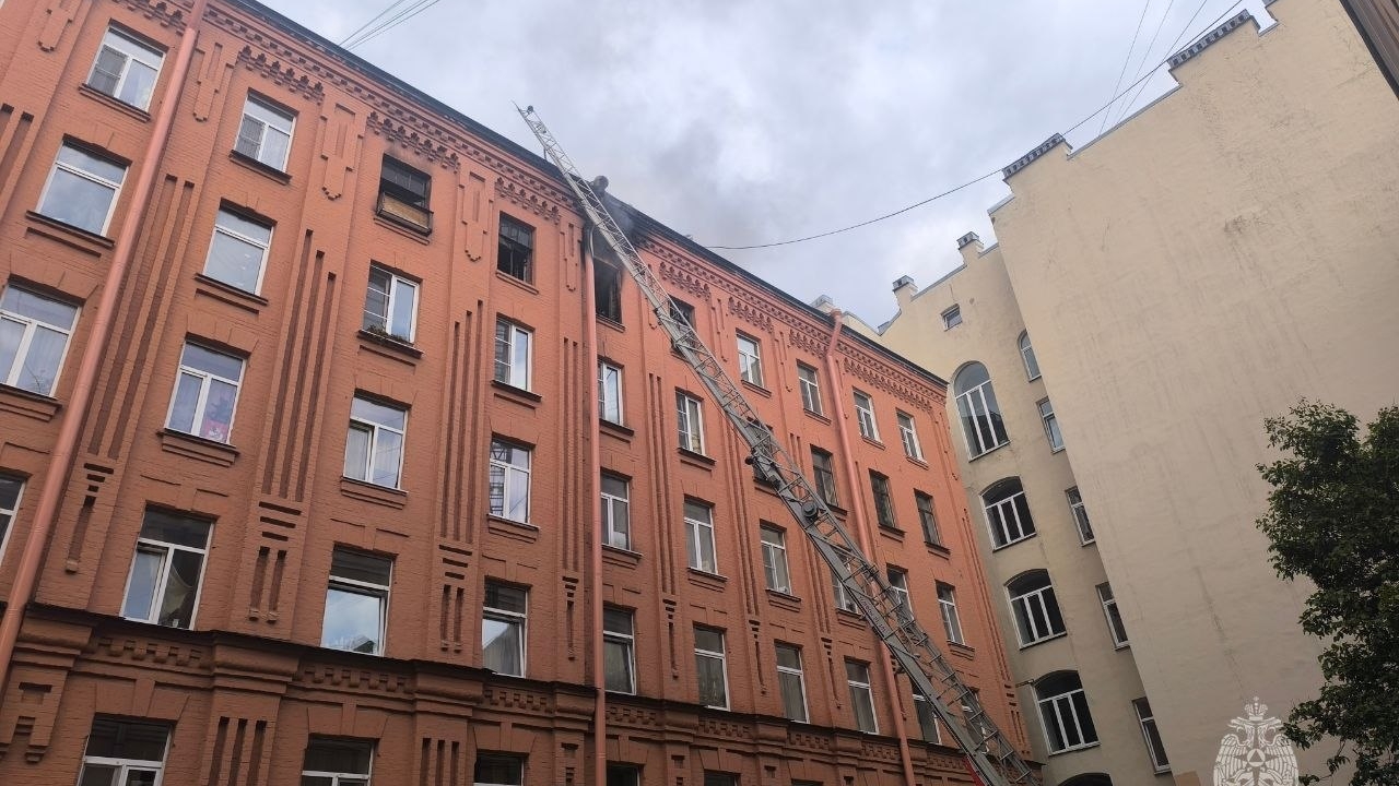 Смертельный пожар на Большой Зелениной тушили больше 6 часов: фото