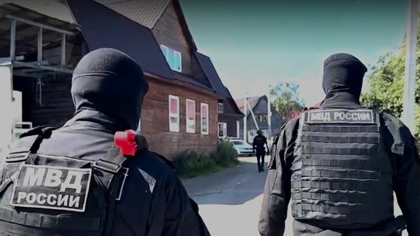 Незаконные подключения, оружие и машина с алкоголем: полиция проверила цыганские таборы в Ленобласти