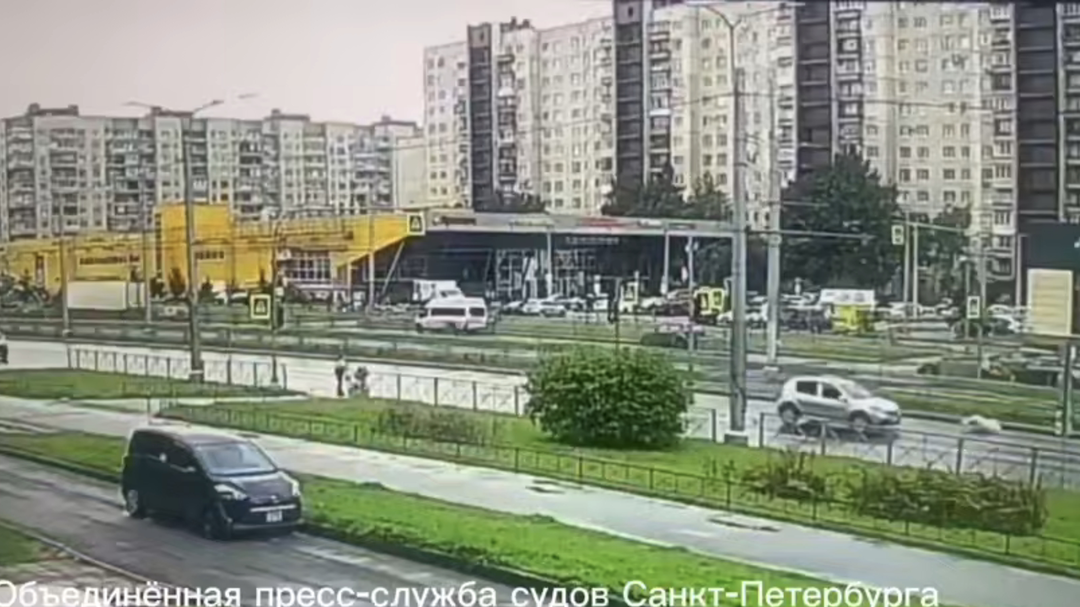Отлетел на пару метров: снесшая подростка на Наставников пенсионерка отвлеклась на телефон