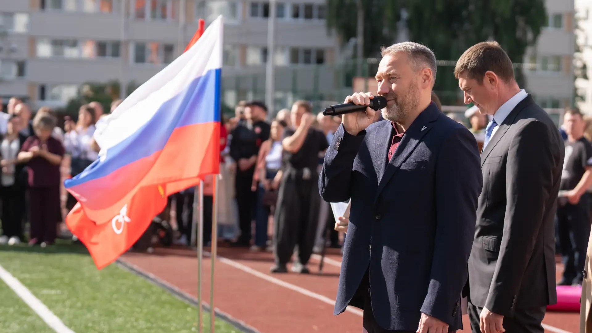 Александр Бельский посетил торжественную линейку в школе №208