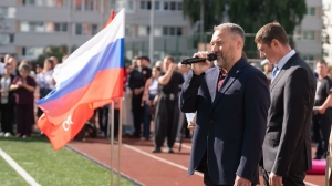 Александр Бельский посетил торжественную линейку в школе №208