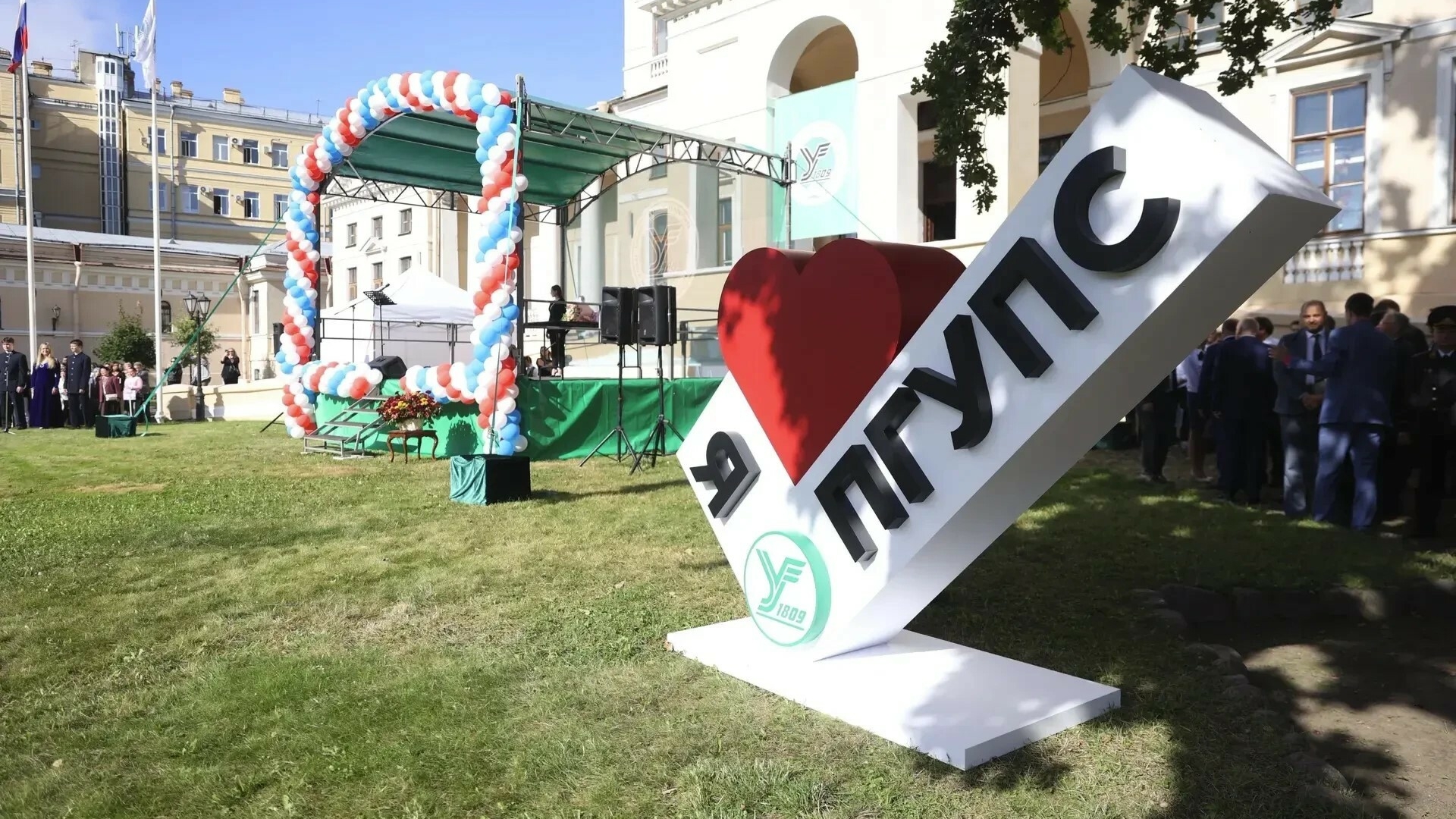 Студентов и первокурсников ПГУПС поздравили с 1 сентября у Юсуповского дворца