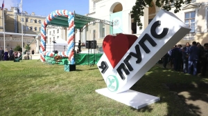 Студентов и первокурсников ПГУПС поздравили с 1 сентября у Юсуповского дворца