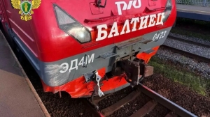 В Петербурге проехавшая на красный сигнал на переезде легковушка оказалась на пути электрички