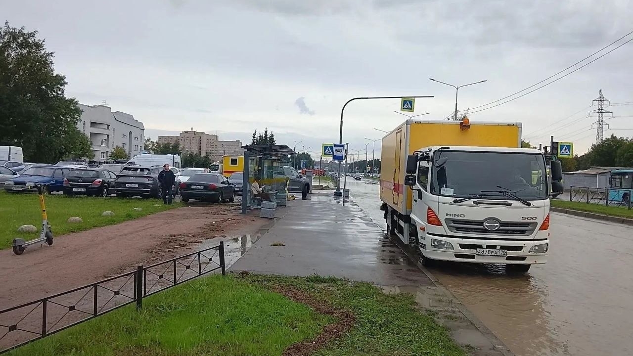 В Калининском районе «укротили» ледяной поток на перекрестке